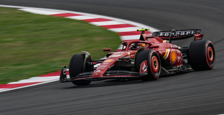 Pisa el acelerador Ferrari en Emilia-Romaña; Checo es cuarto