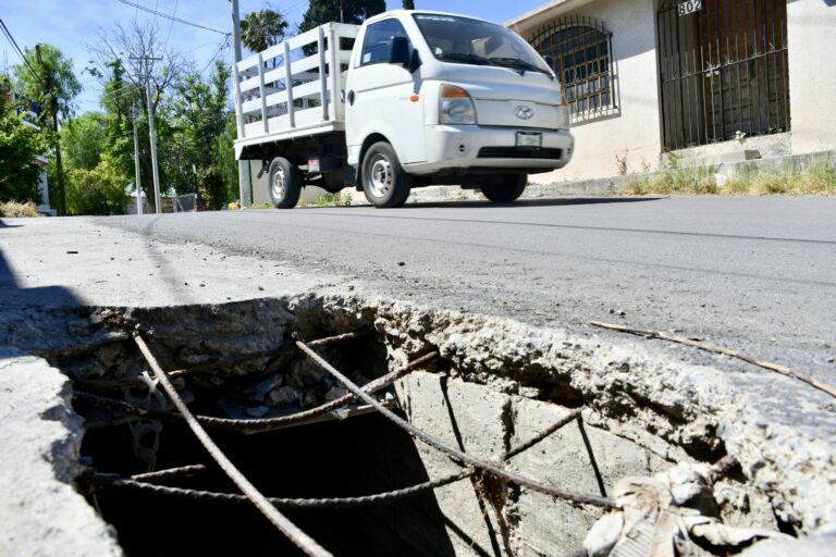 Preocupa a vecinos de la colonia Guanajuato de Arriba hundimientos en calles; autoridades atenderán la problemática  