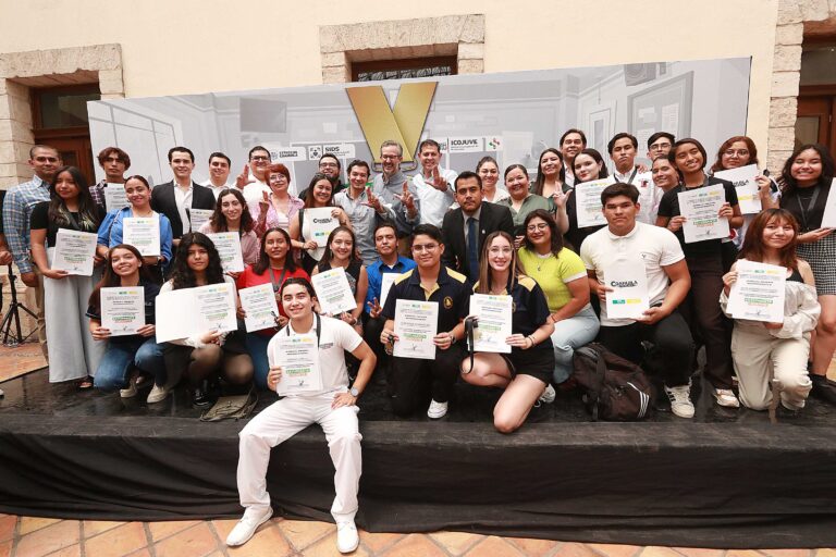 Reconocen a alumnos de la UA de C con la presea “Estudiantes Gigantes 2024”