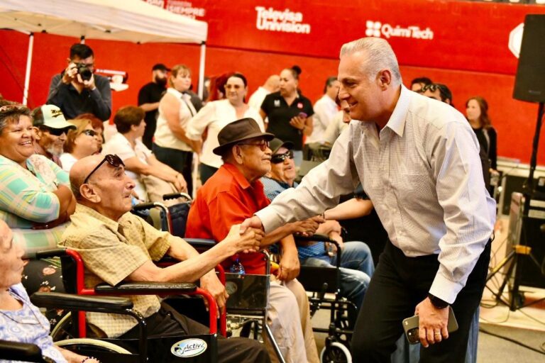 Román Cepeda supervisa brigada de seguimiento médico en el Auditorio Municipal de Torreón