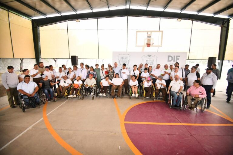 Román Cepeda supervisa la techumbre del centro de discapacidad “Abriendo Caminos” en Torreón