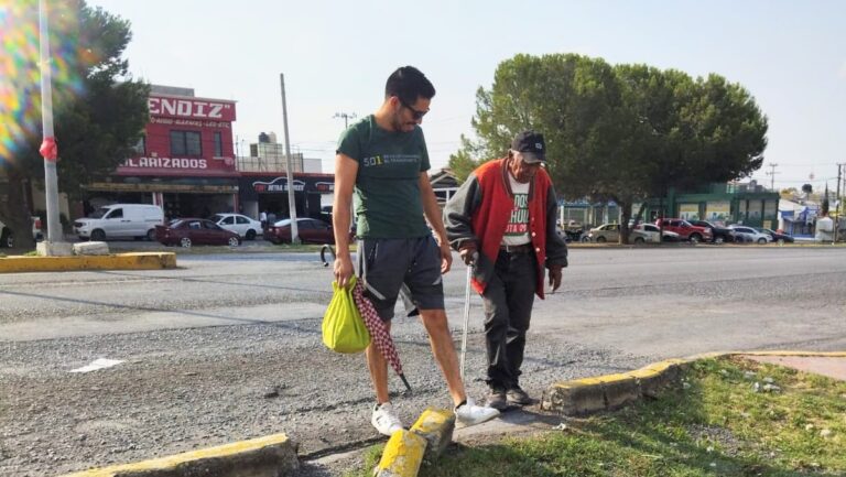 Saltillenses se unen para apoyar con compra de su mercancía a comerciantes ambulantes de la tercera edad 