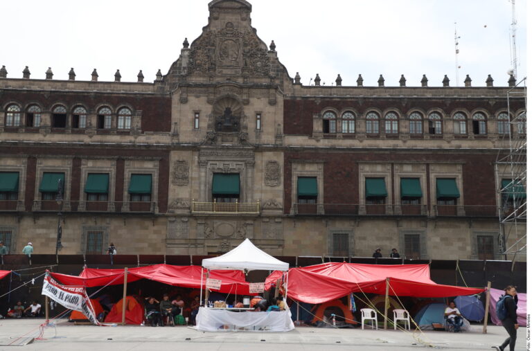 Se queda plantón de CNTE en Zócalo para cierre de Sheinbaum