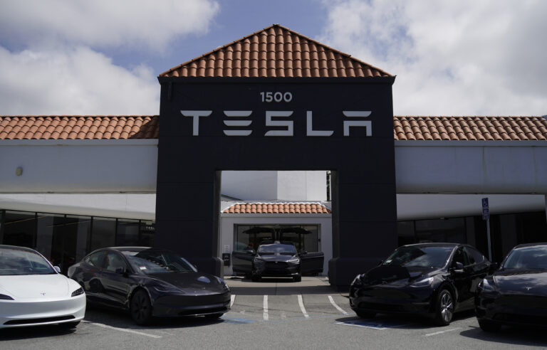 Tesla retira ofertas de pasantías de verano a estudiantes