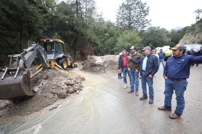 Gobierno de Coahuila y municipios de Arteaga y Santiago, NL, despejan caminos afectados por tormenta tropical