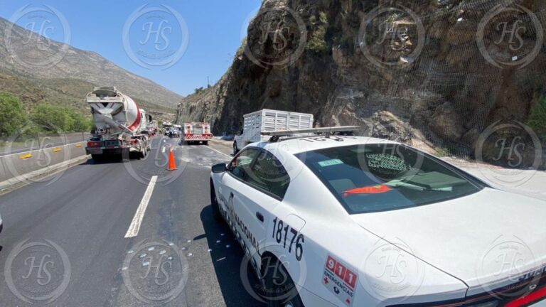 ¡Aguas! Vuelca camión en la carretera 57, en Arteaga