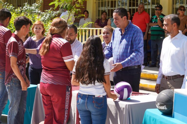 Chema Morales entrega apoyos al CETIS 60