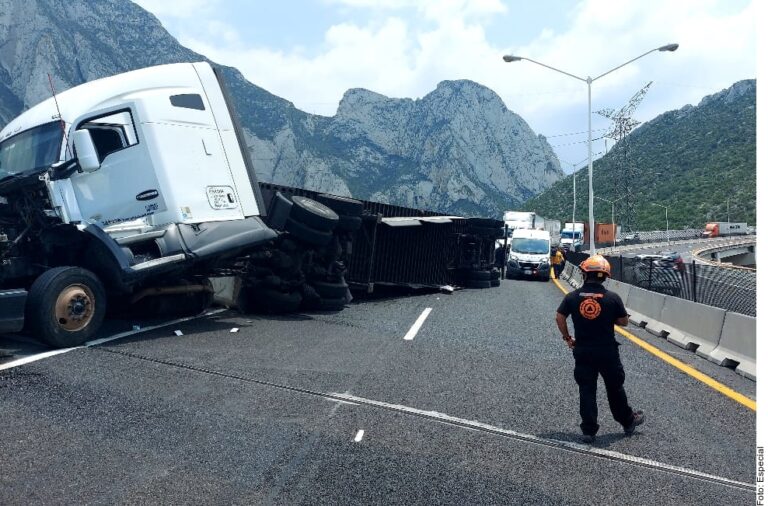 Choca tráiler con cerveza en la Autopista a Saltillo