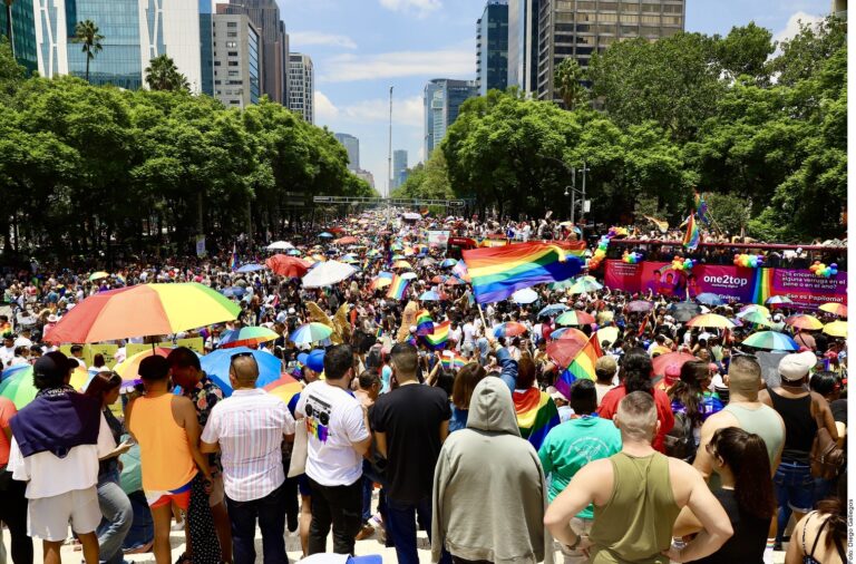 Conmemoran orgullo LGBT+ y piden alto a crímenes de odio