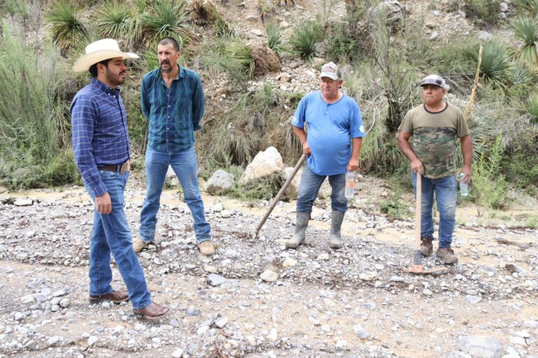 Continúa rehabilitación de caminos en Arteaga para reconectar a más de 100 familias incomunicadas