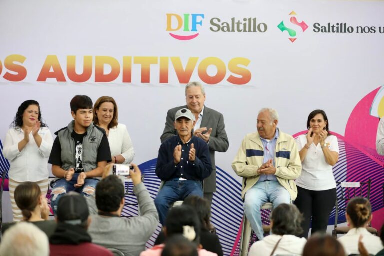 Entregan Chema Fraustro y los DIF Coahuila y Saltillo 100 aparatos auditivos