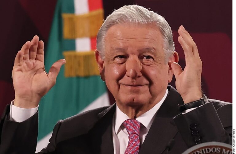 Entregará López Obrador a CNTE un costal de piedras