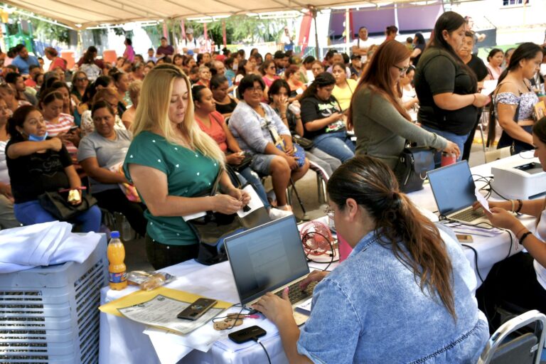 Familias de Ramos Arizpe son beneficiadas con la entrega de actas de nacimiento 