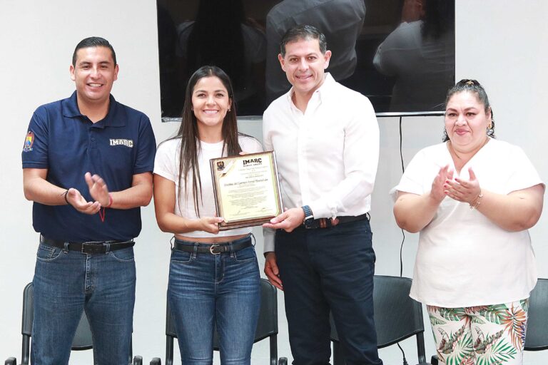 Imparte la futbolista Cristina Ferral una clínica deportiva en la UA de C para niñas y jóvenes