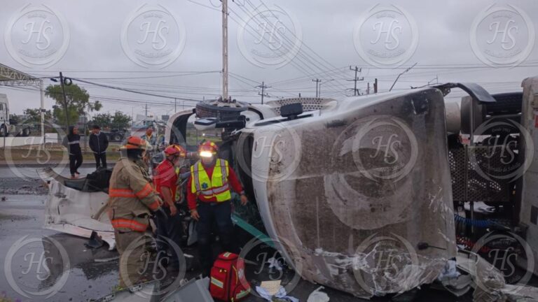 Le gana el peso de la carga y vuelca en la Saltillo-Monterrey