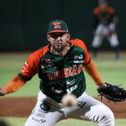 Leones gana 2-1 a Saraperos en duelo de pitcheo para empatar la serie