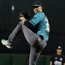 Leones gana 2-1 a Saraperos en duelo de pitcheo para empatar la serie1