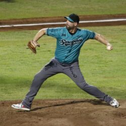 Leones gana 2-1 a Saraperos en duelo de pitcheo para empatar la serie3