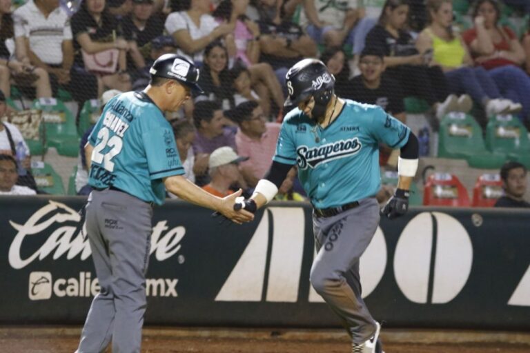 Leones gana 2-1 a Saraperos en duelo de pitcheo para empatar la serie