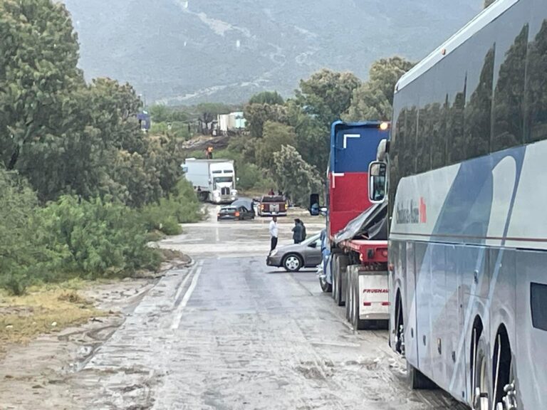 Lluvias mantienen cerrada vía que comunica carretera Saltillo-Monclova hacia Nuevo León 