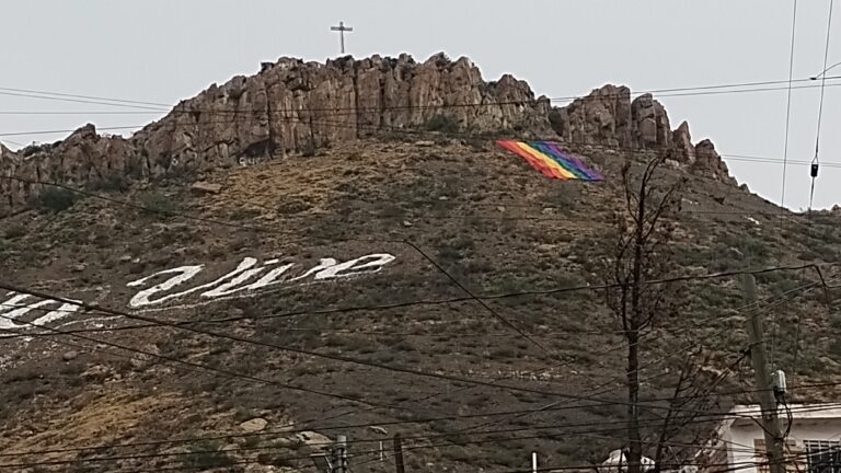 Luce el Cerro del Pueblo de Saltillo los colores del arcoíris