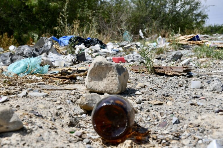 Periferia de colonia Parajes del Valle es convertida en basurero clandestino; arroyo es contaminado