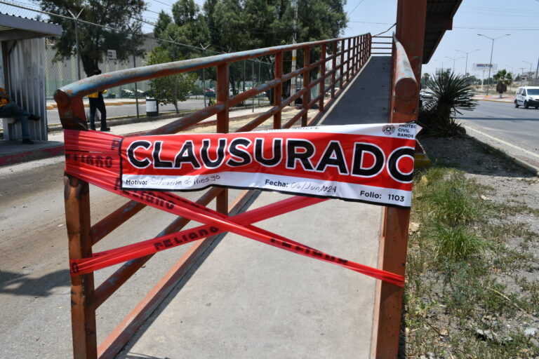 Por daños en estructura; Protección Civil Ramos Arizpe clausura puente peatonal frente a Stellantis