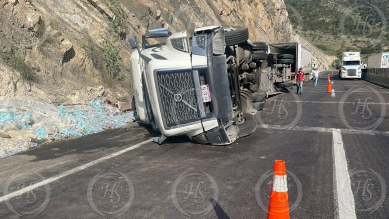 Riega los pepinos en Los Chorros; tráiler se queda sin frenos y vuelca