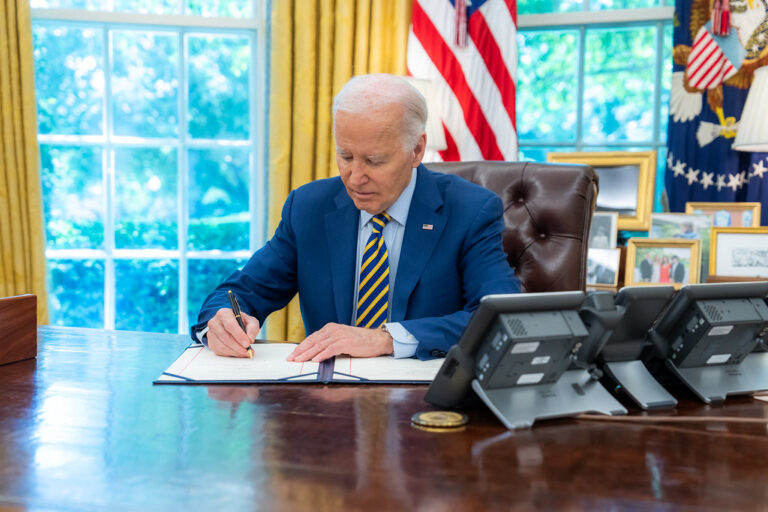 Regularizará Biden a migrantes casados con estadounidenses