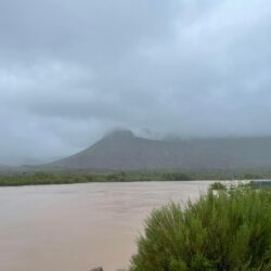 Talud se desmorona en carretera antigua a Monclova por constantes lluvias; está habilitado un carril 