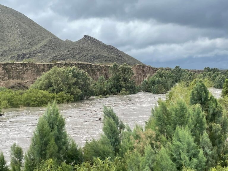 Talud se desmorona en carretera antigua a Monclova por constantes lluvias; está habilitado un carril 