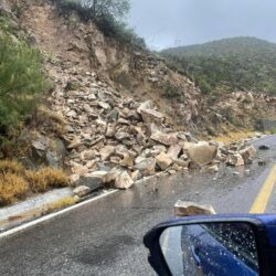 Talud se desmorona en carretera antigua a Monclova por constantes lluvias; está habilitado un carril 2
