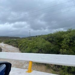 Talud se desmorona en carretera antigua a Monclova por constantes lluvias; está habilitado un carril 3