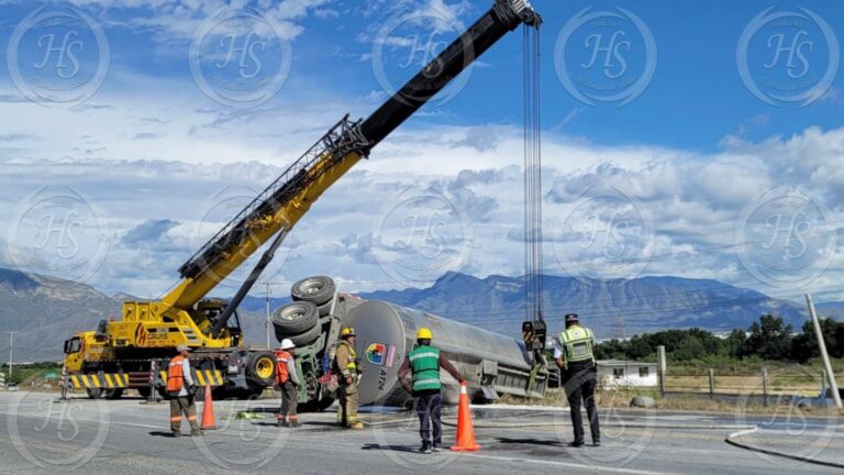 Vuelca contenedor de pipa con 30 mil litros de combustible en la carretera a Monclova