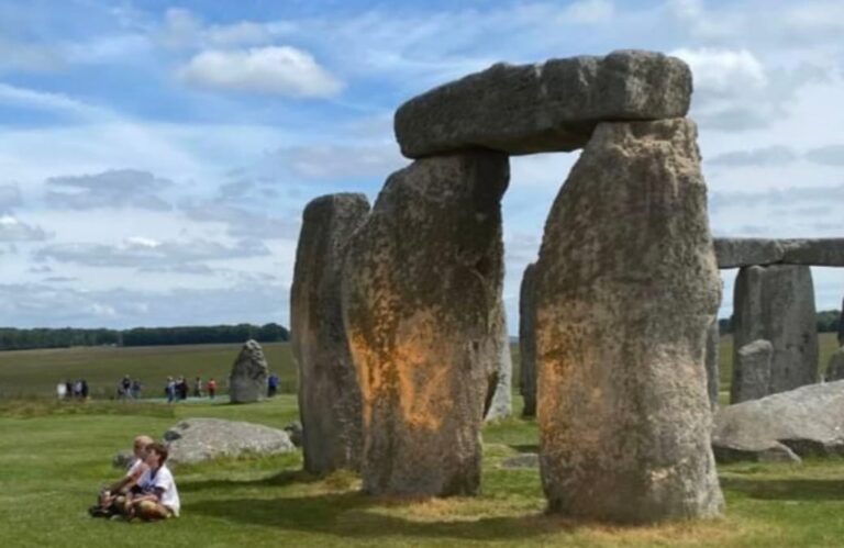 Activistas climáticos vandalizan Stonehenge con pintura naranja