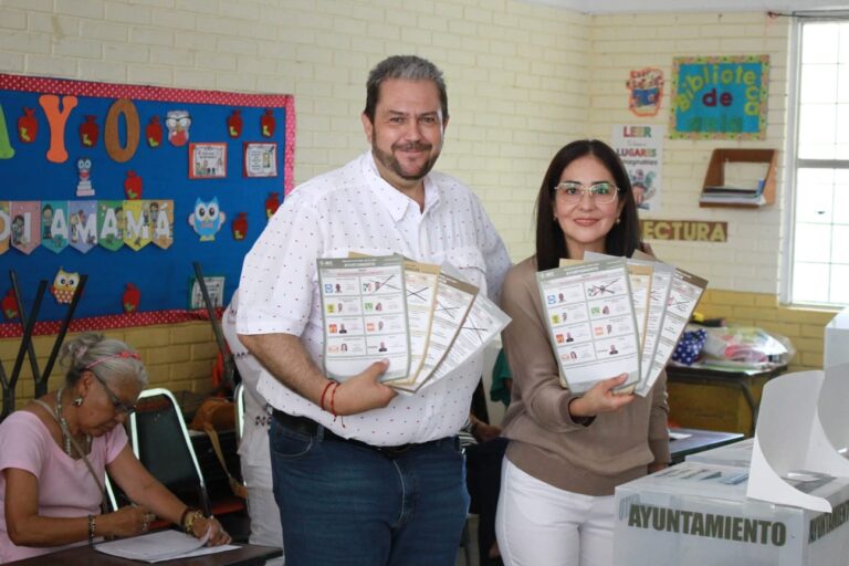 Acude a votar Tomás Gutiérrez