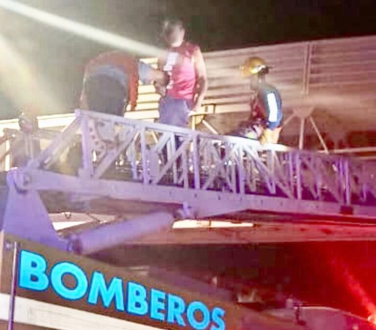 Agentes de Tránsito y Vialidad de Torreón rescatan a un adulto que intentaba lanzarse de un puente