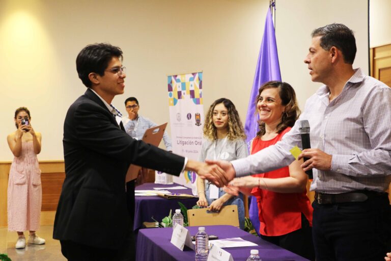 Clausura rector de la UAdeC la Primera Competencia Interna de Litigación Oral de la AIDH