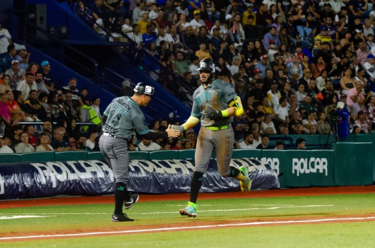 Con “Puro Sarape Power” los Saraperos se imponen 13-5 a los Rieleros en el último de la serie