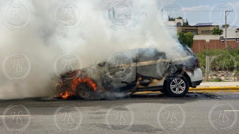 Corto circuito deja a vehículo en cenizas en Saltillo