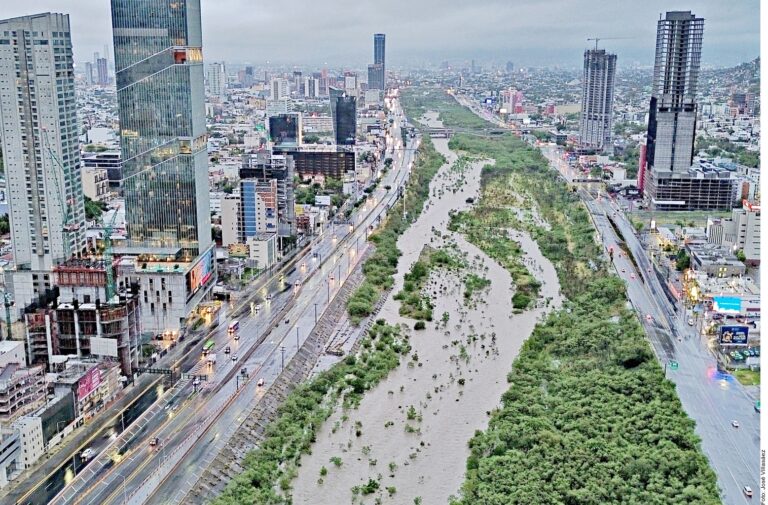 Decretan por lluvia ‘toque de queda’ en Nuevo León