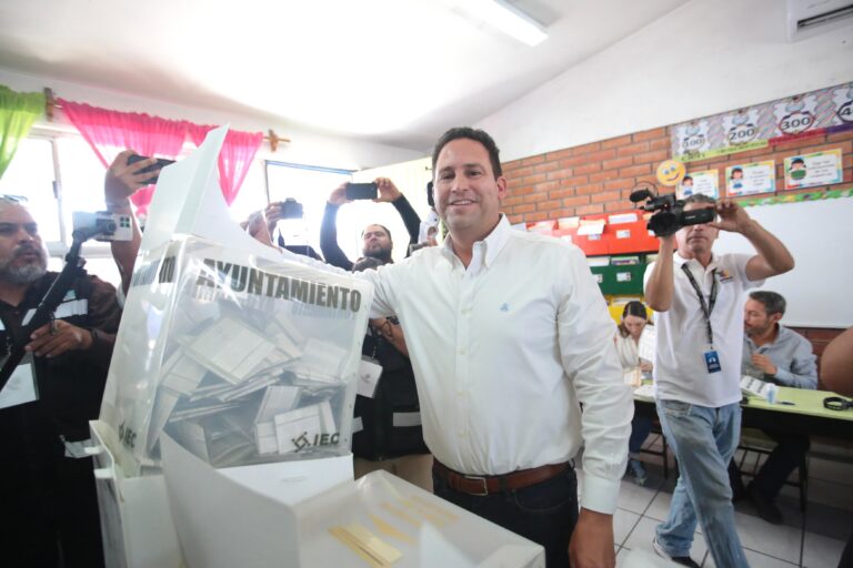 Emite su voto Javier Díaz