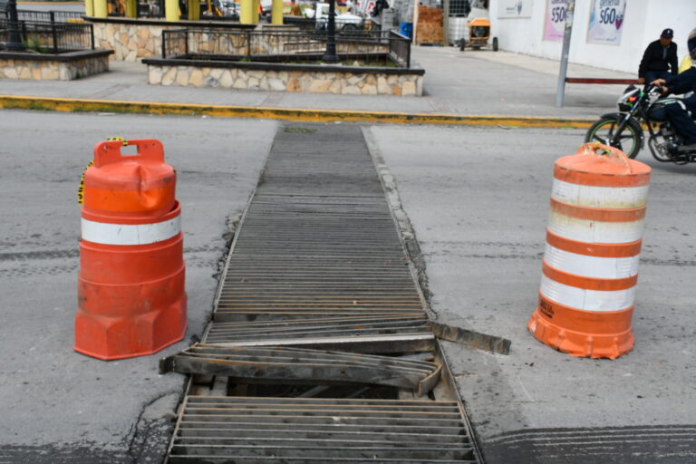 Empeora estado de rejillas en drenaje pluvial en la colonia San Antonio; Servicios Municipales apoyará con mantenimiento