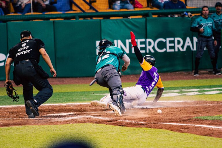 En duelo de volteretas Dorados rescata el último juego ante Saraperos