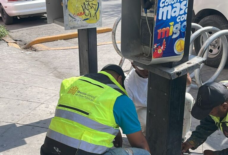 Inicia el retiro de cabinas telefónicas de la vía pública en Torreón