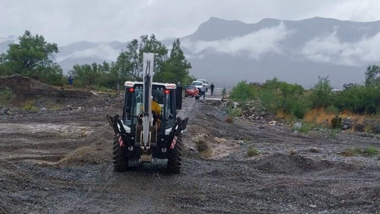 Inician trabajos para rehabilitar caminos rurales tras lluvias en Ramos Arizpe