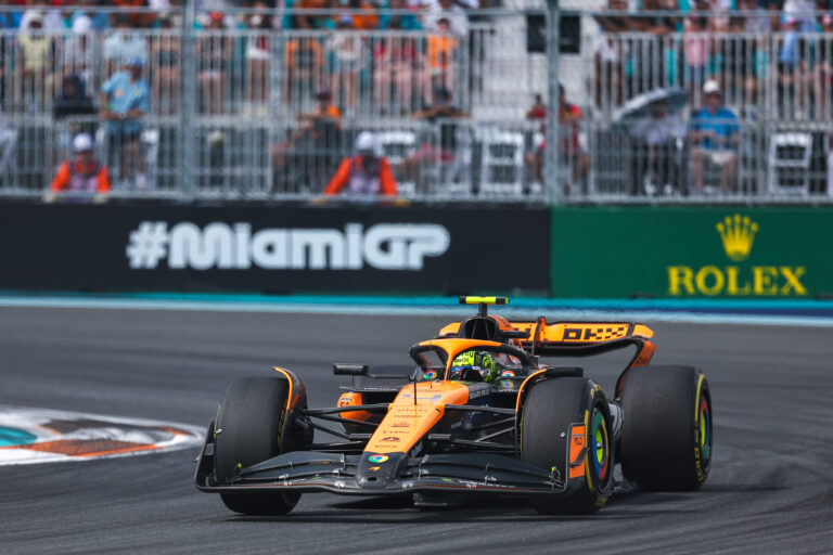 Manda McLaren en P1 de España; Checo Pérez es quinto