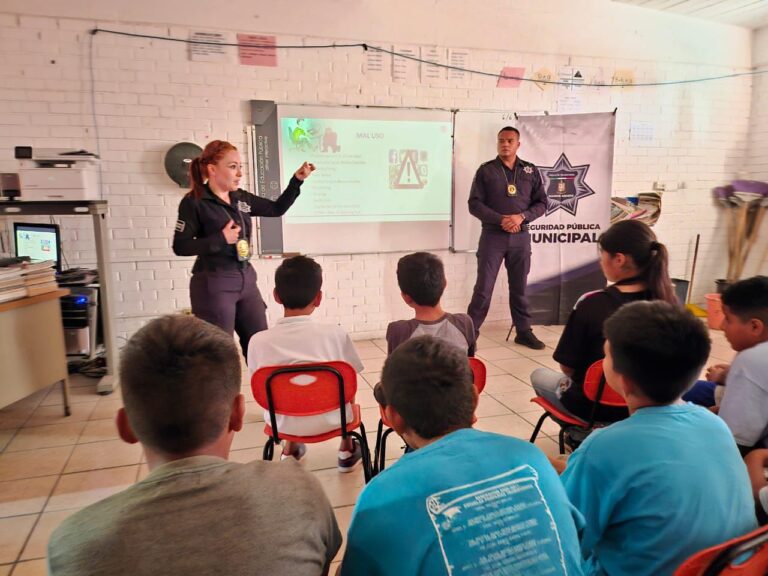 Policías de Ramos Arizpe imparten pláticas entre estudiantes de Paredón