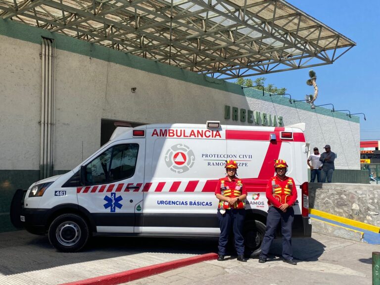 Protección Civil de Ramos Arizpe asiste a mujer en parto en una ambulancia