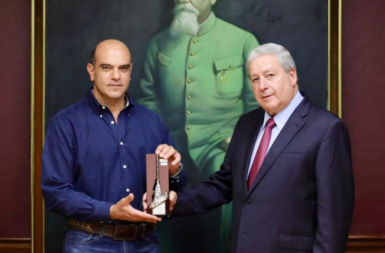 Recibe Chema Fraustro Escoba de Platino